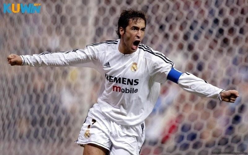 Tiền đạo hay nhất Real Madrid Raul Gonzalez.